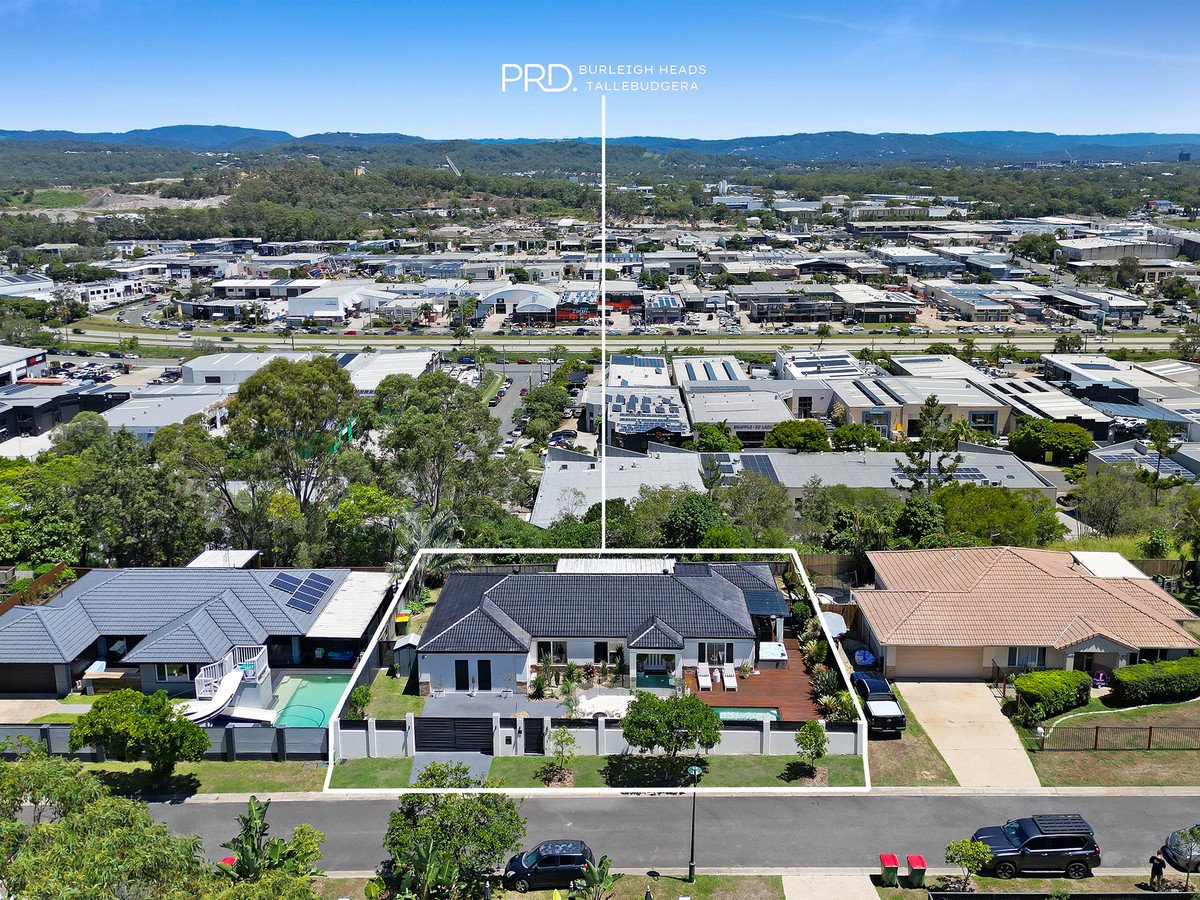 3 Matthew Close Burleigh Heads 32