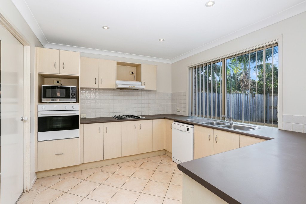 3 Oakwood Place HORSLEY 3