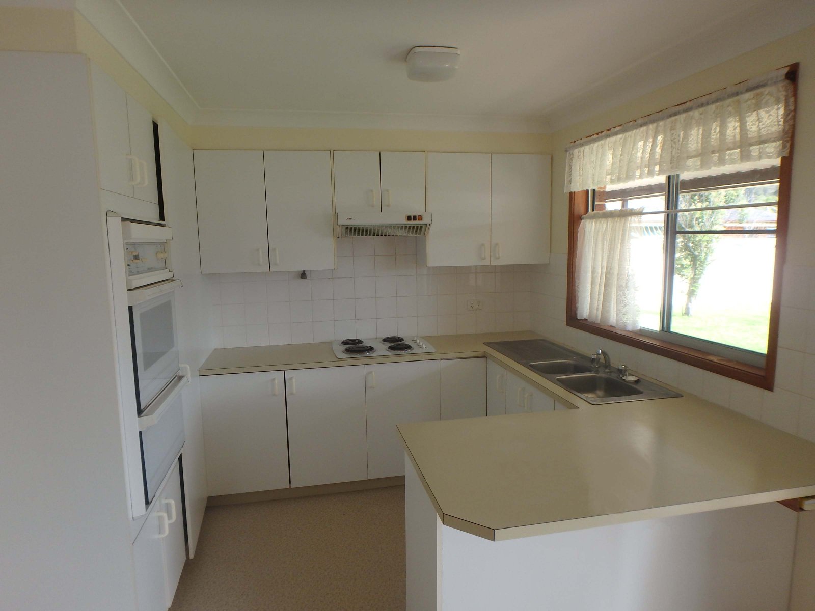 3 Phillip Close LAKEWOOD 2