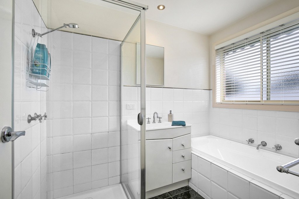 3 Redwood Court MOUNT HELEN 18