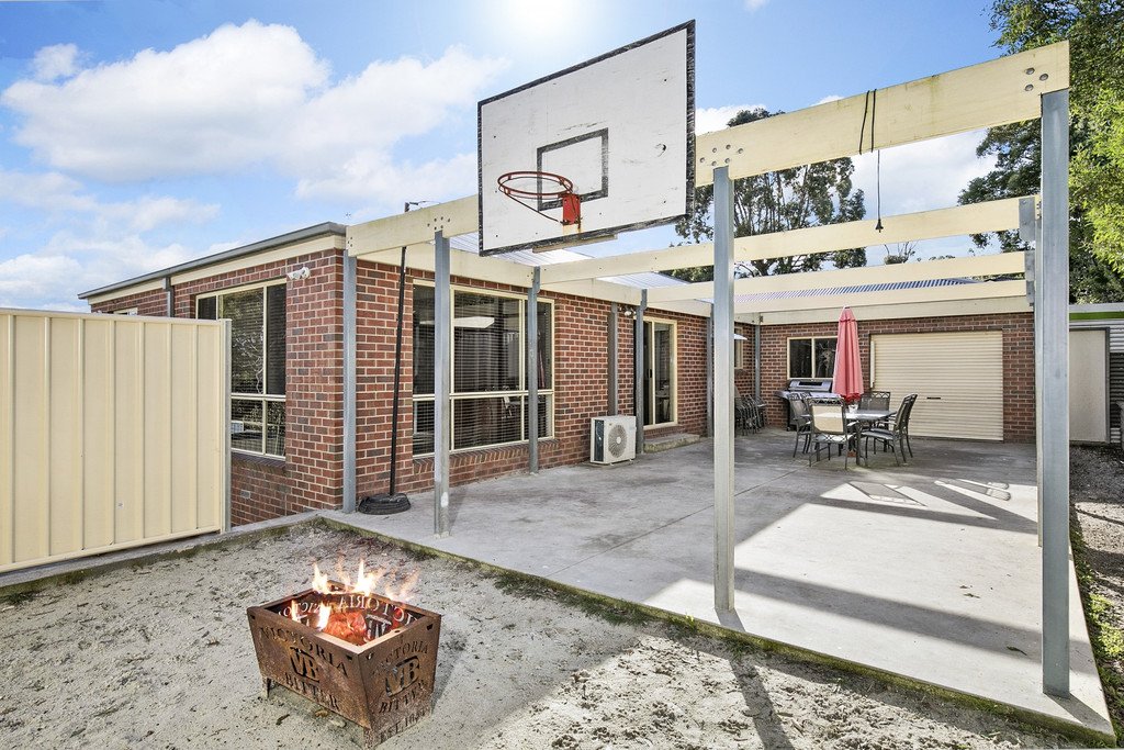 3 Redwood Court MOUNT HELEN 21