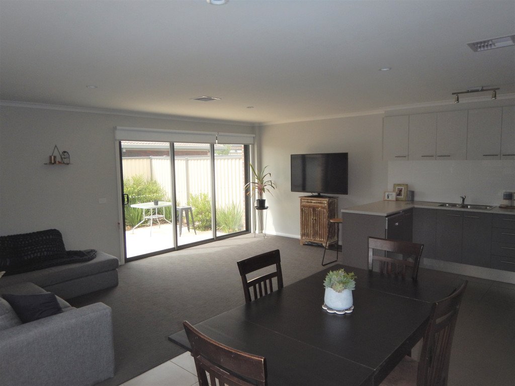 3 Ron Court CANADIAN 8