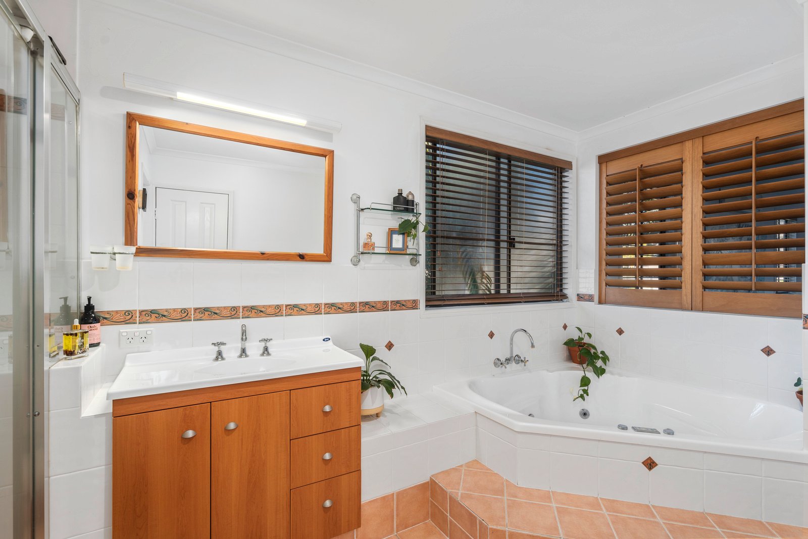 3 Seaview Parade ELANORA 8