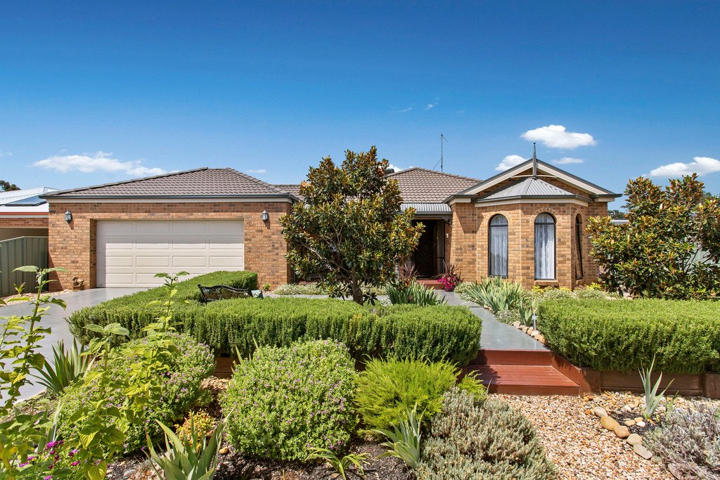 3 Shepherds Glen STRATHFIELDSAYE 1