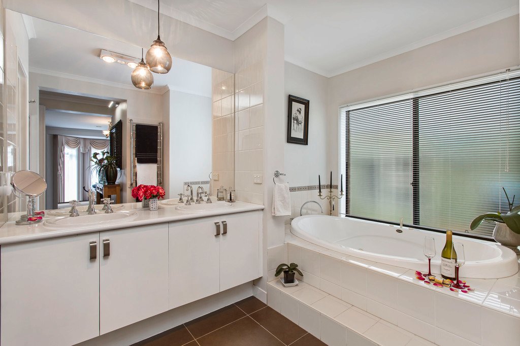 3 Shepherds Glen STRATHFIELDSAYE 9