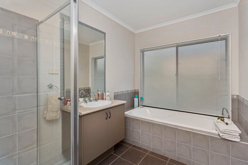 3 Shepherds Glen STRATHFIELDSAYE 11