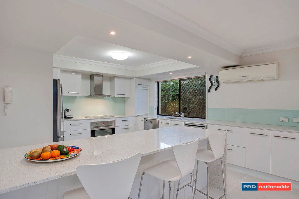 3 Taveuni Street BURLEIGH WATERS 4