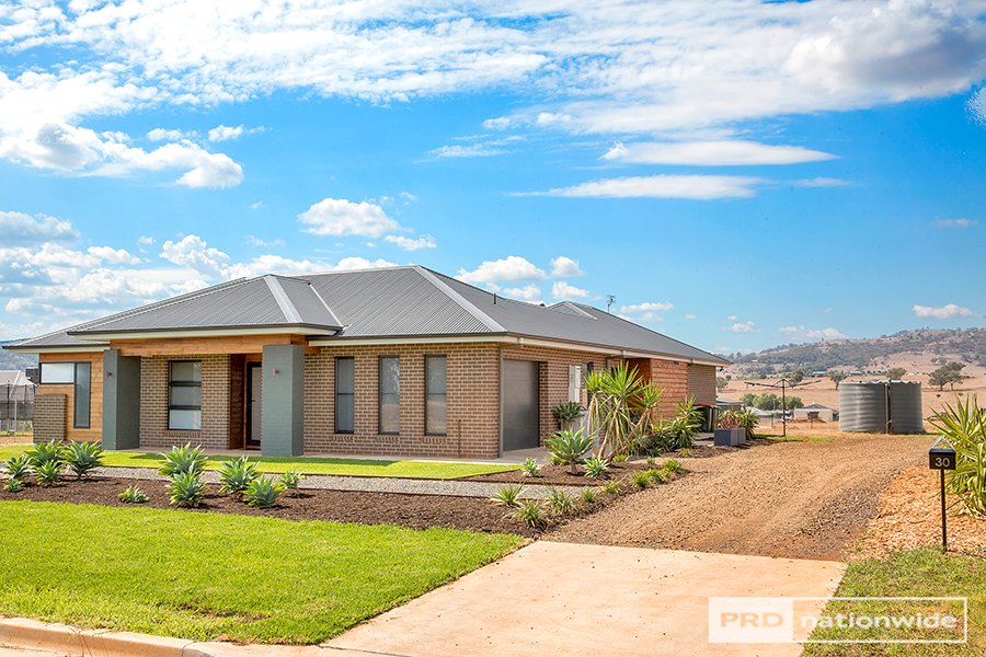 30 Bluebell Way TAMWORTH 2
