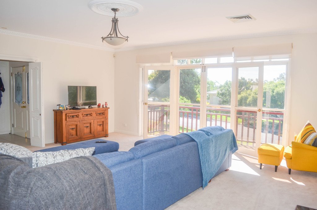 30 Dalkeith Avenue LAKE ALBERT 4