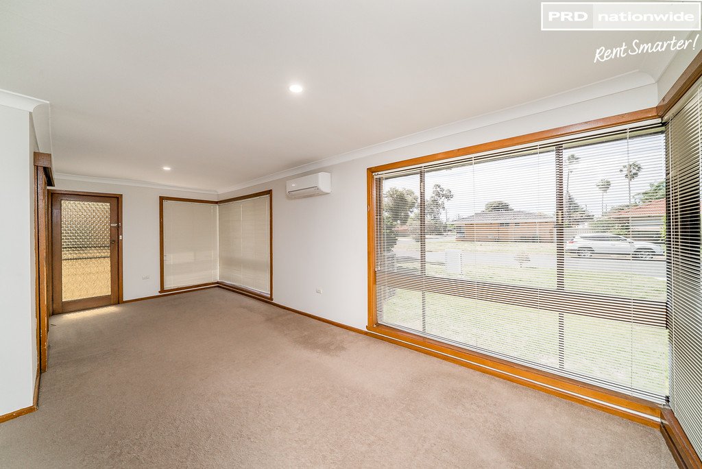 30 Gevena Crescent LAKE ALBERT 4