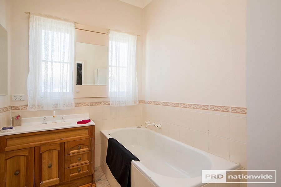30 Gunnedah Road TAMWORTH 5