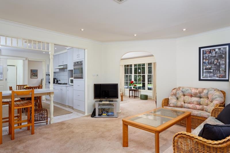 30 Norfolk Avenue LAKE ALBERT 4