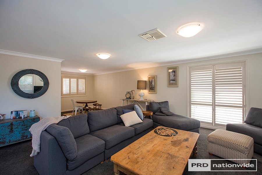 30 Overlanders Way TAMWORTH 2