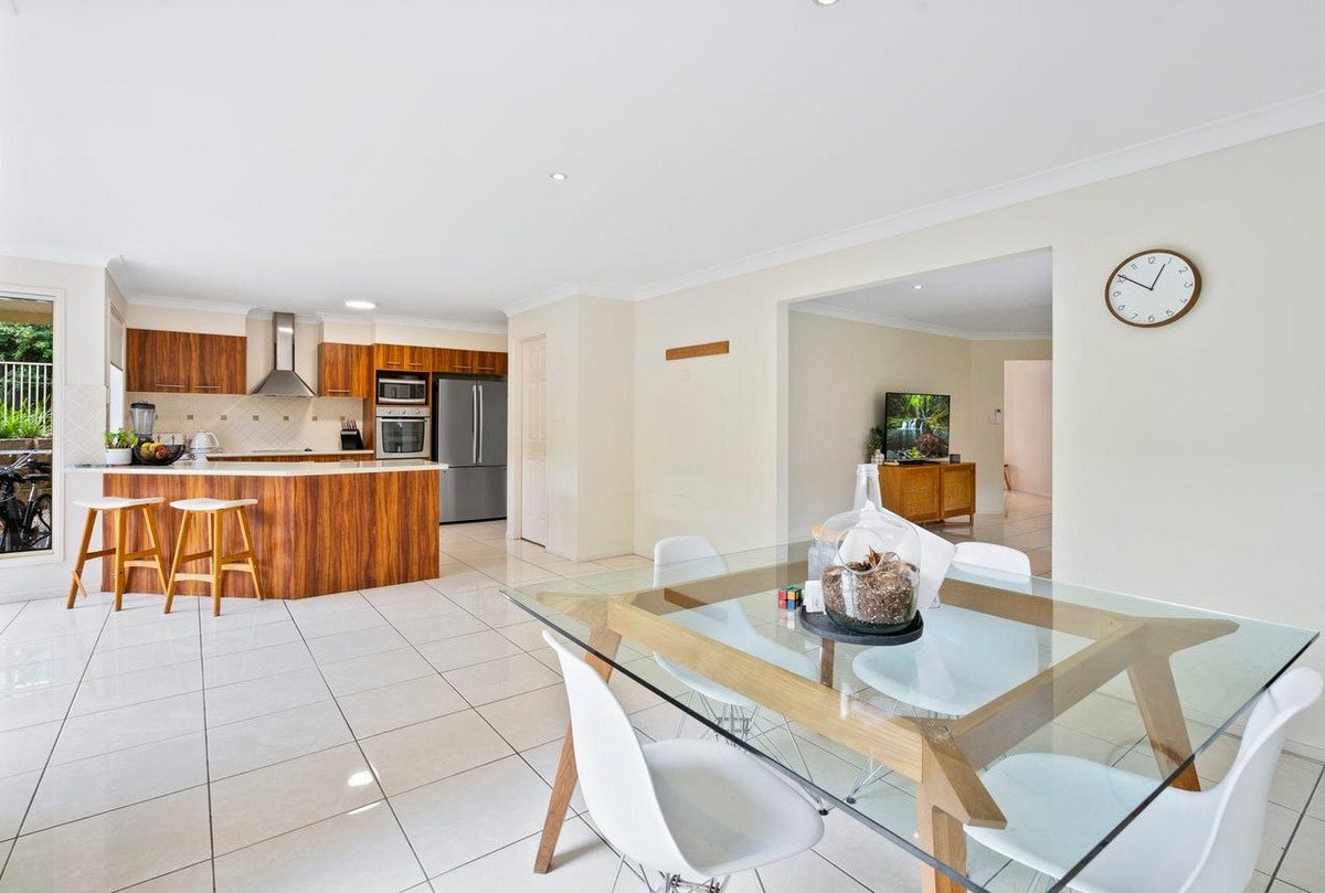 30 Sharscay Close Burleigh Heads 4