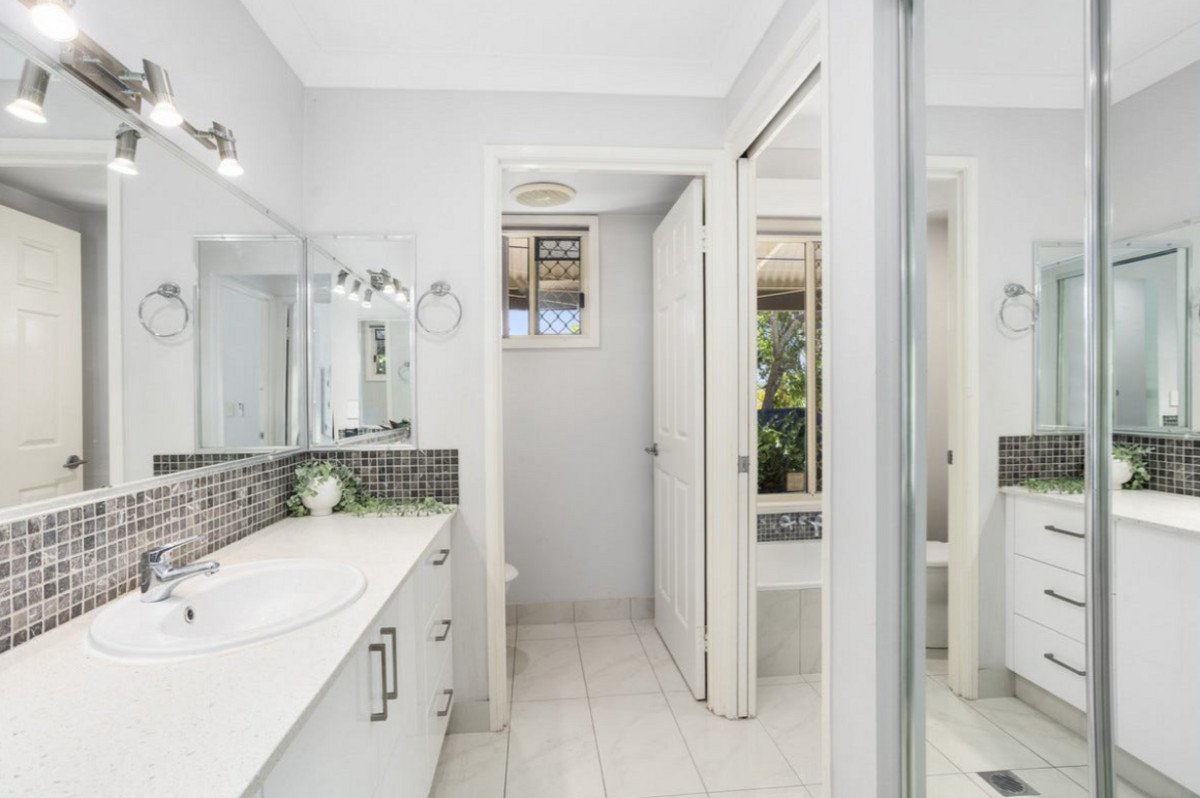 30 Whitehead Drive BURLEIGH WATERS 18