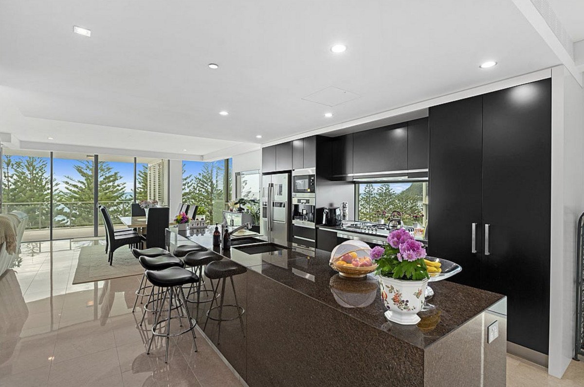 30/106 The Esplanade Burleigh Heads 10