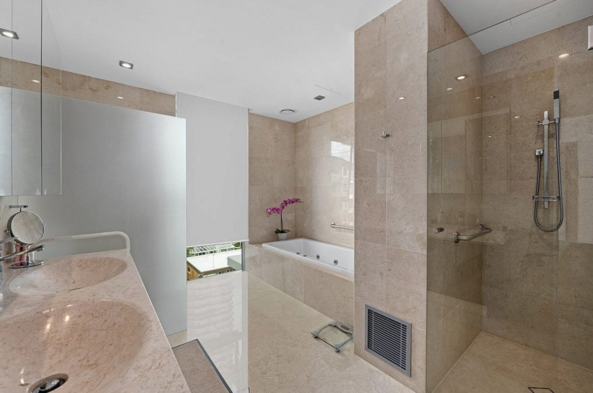 30/106 The Esplanade Burleigh Heads 15