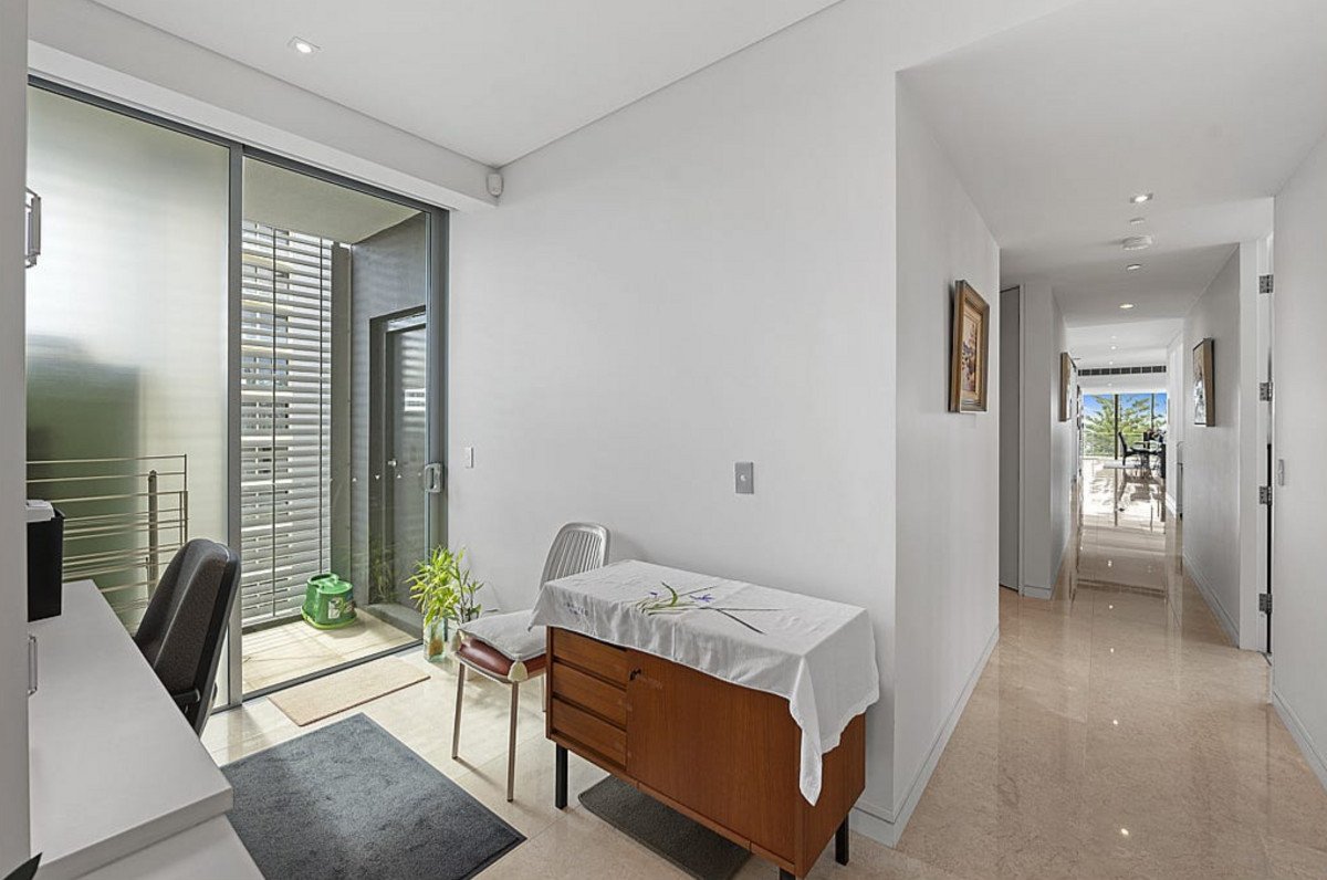 30/106 The Esplanade Burleigh Heads 18