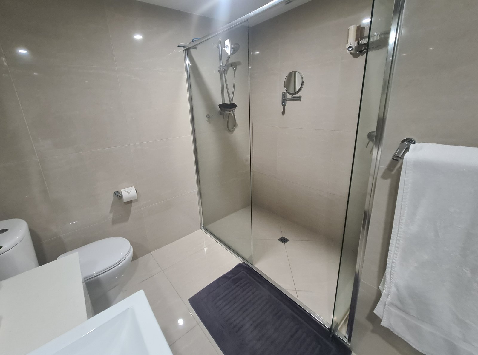 301/10 WYNDHAM Avenue BOYNE ISLAND 17