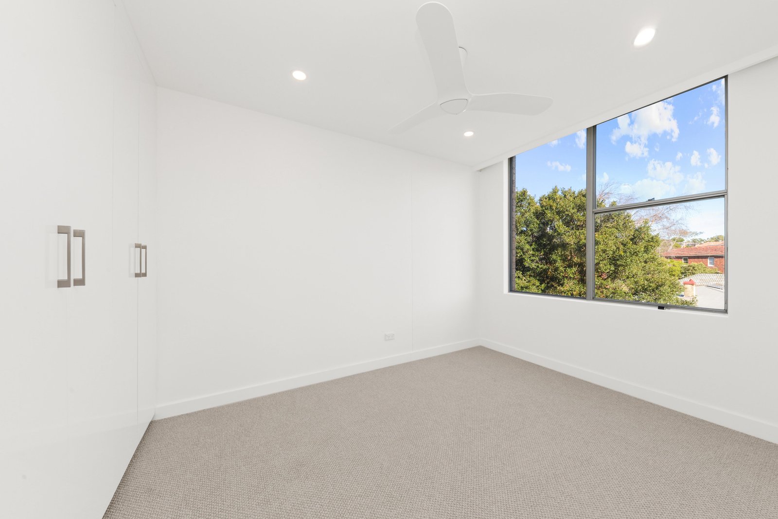 301/2 Roscrea Avenue RANDWICK 4