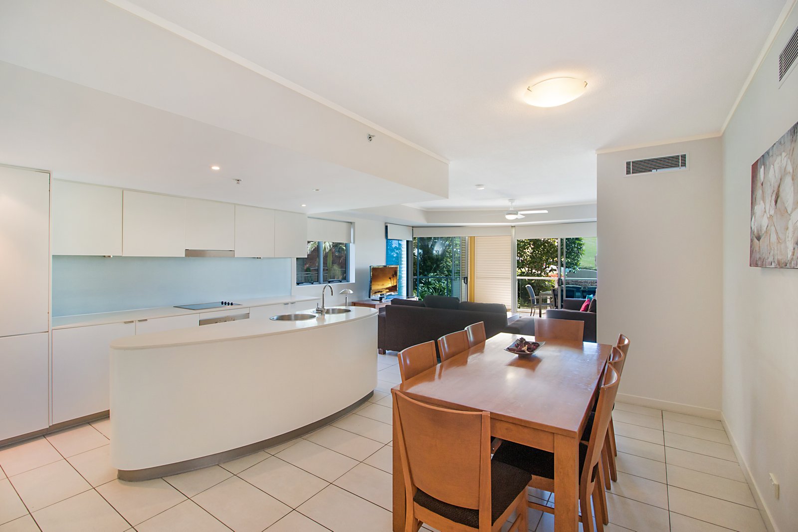 301/3 McLean Street COOLANGATTA 4