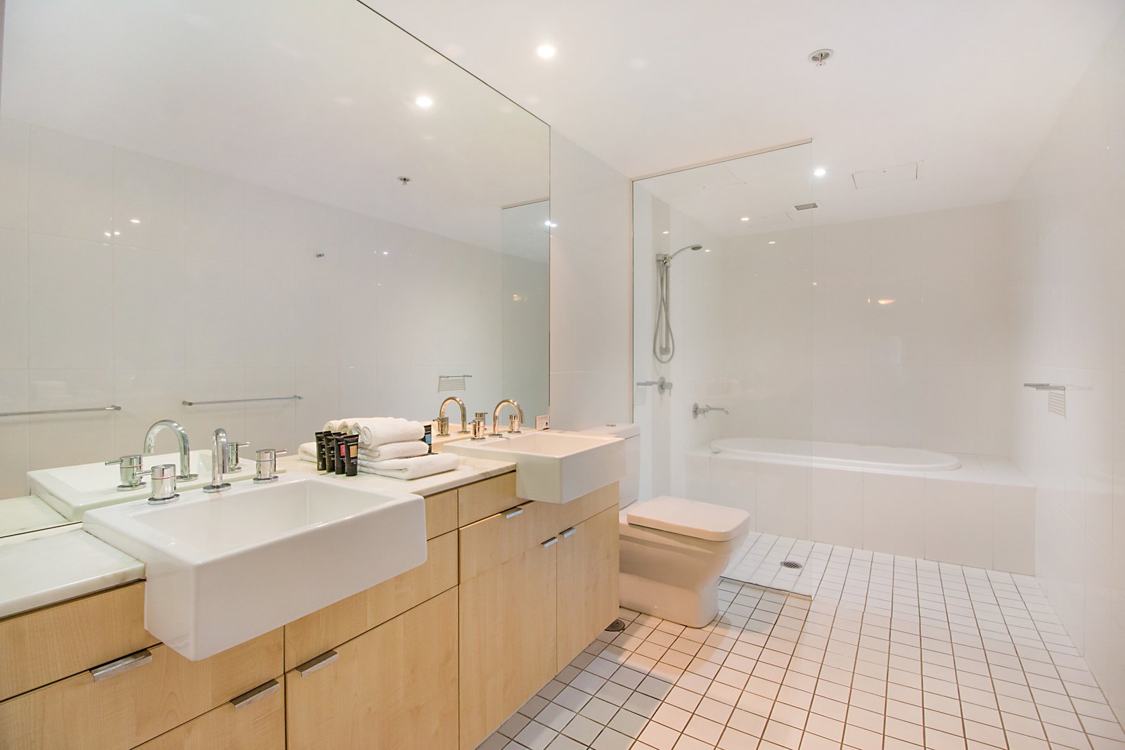 301/3 McLean Street COOLANGATTA 9