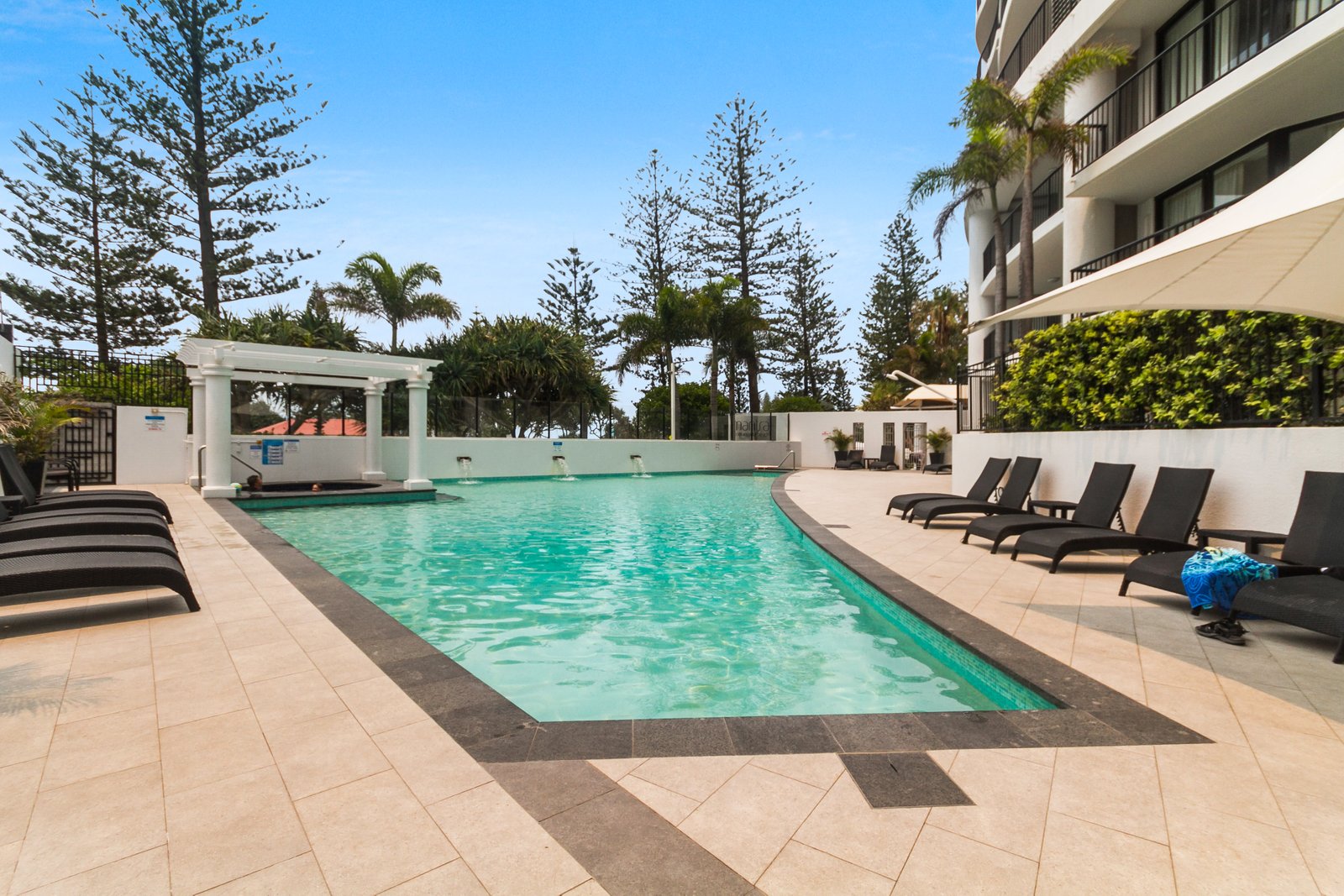 302/88 Marine Parade COOLANGATTA 9