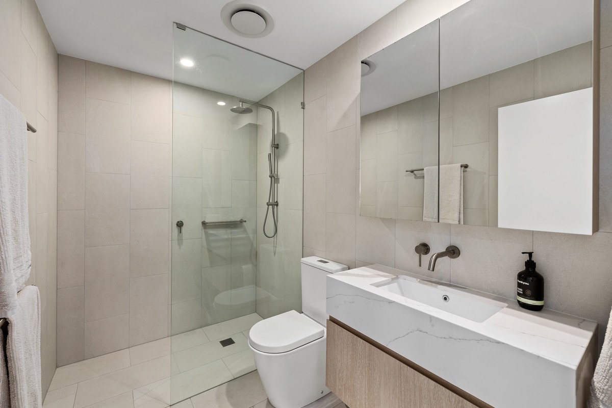 303/3 Twenty Third Avenue Palm Beach 20