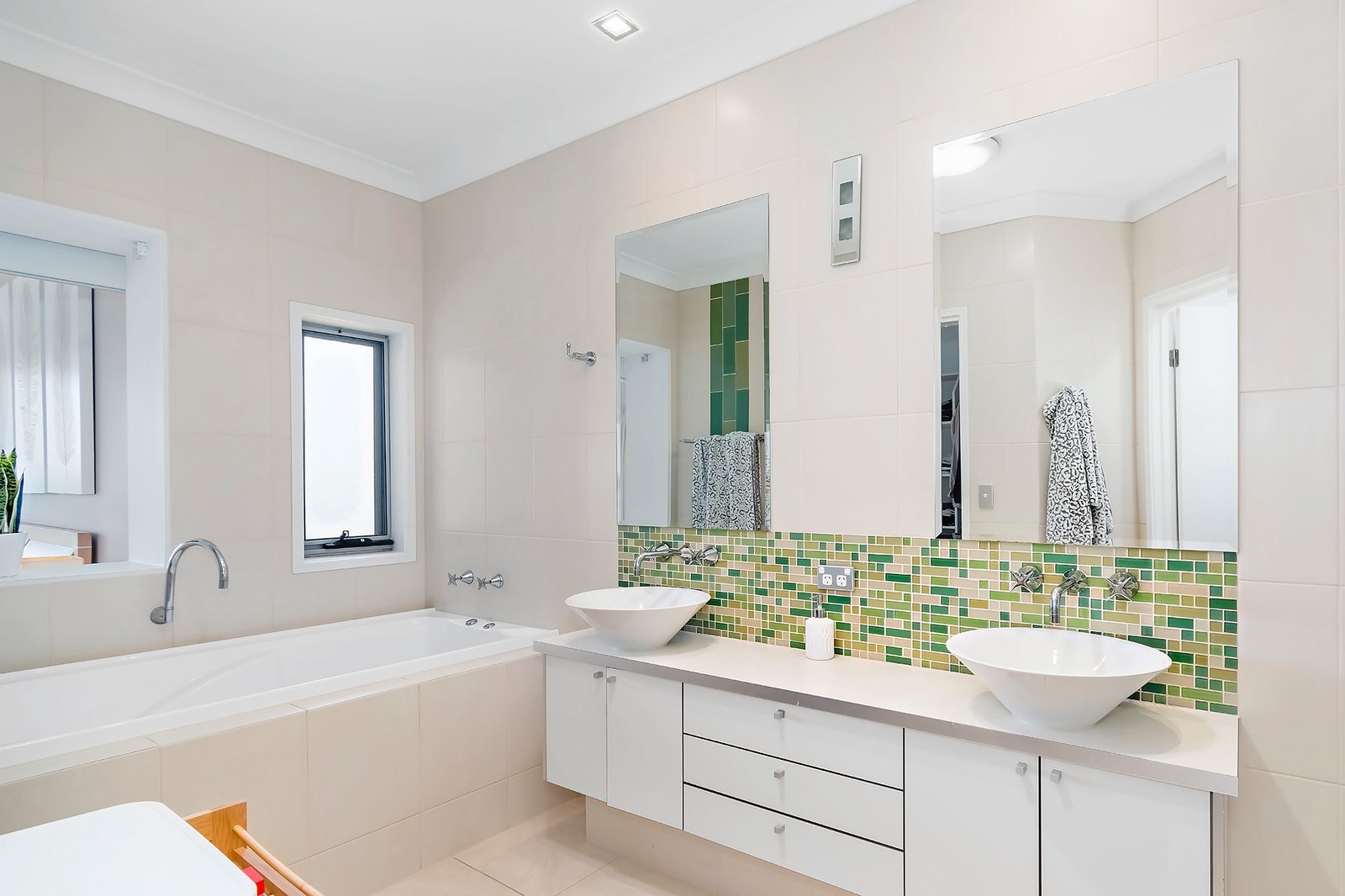 3050 Quay South Drive CARRARA 6