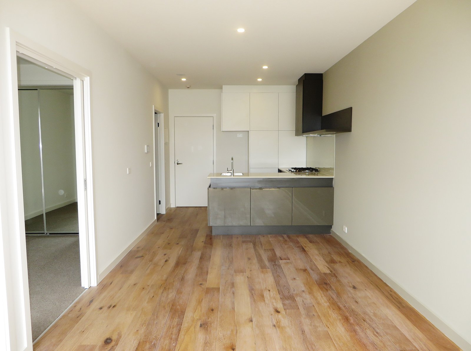 Gallery: 3.07/218 Bay Road