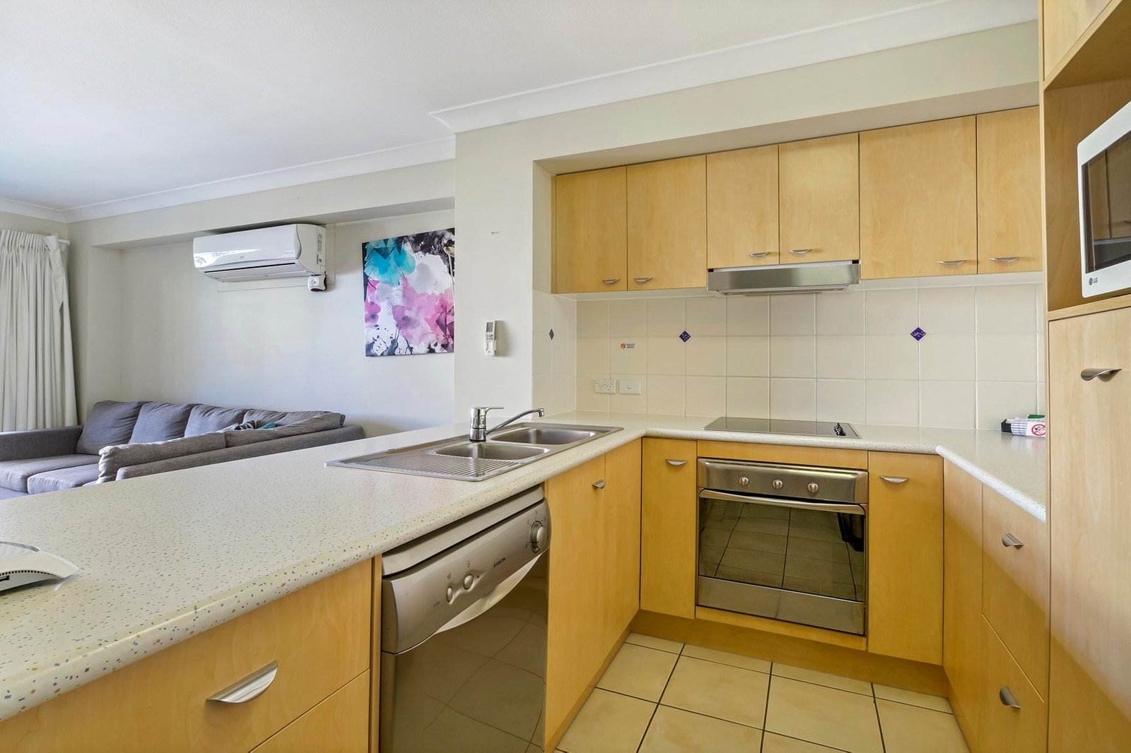 309/392 Marine Parade LABRADOR 7