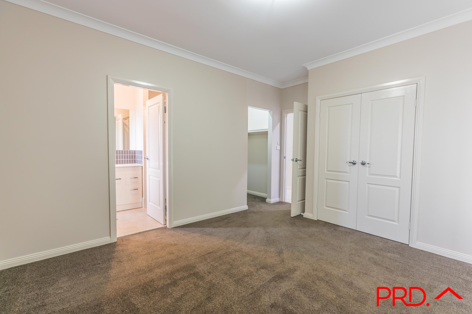 31 Grand Meadows Drive TAMWORTH 5