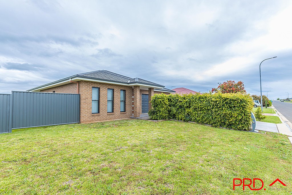 31 Grand Meadows Drive TAMWORTH 2