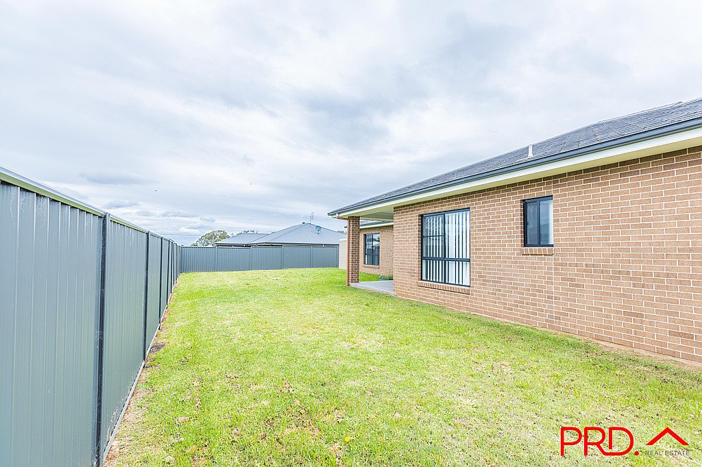 31 Grand Meadows Drive TAMWORTH 14