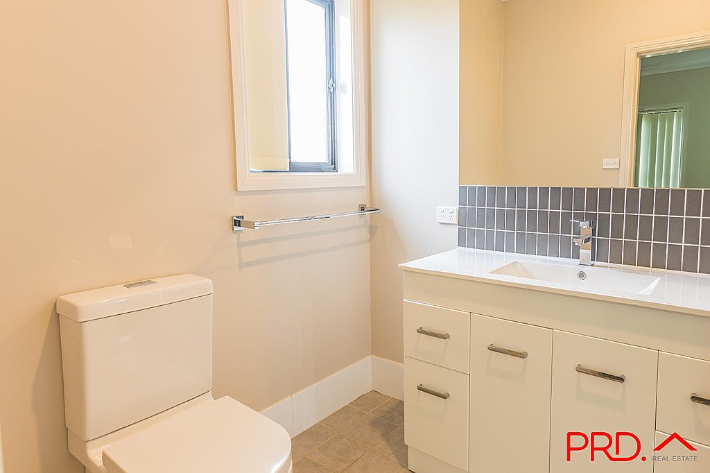 31 Grand Meadows Drive TAMWORTH 5