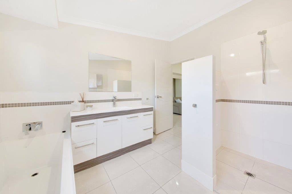 31 Mcleod St  BOYNE ISLAND 8