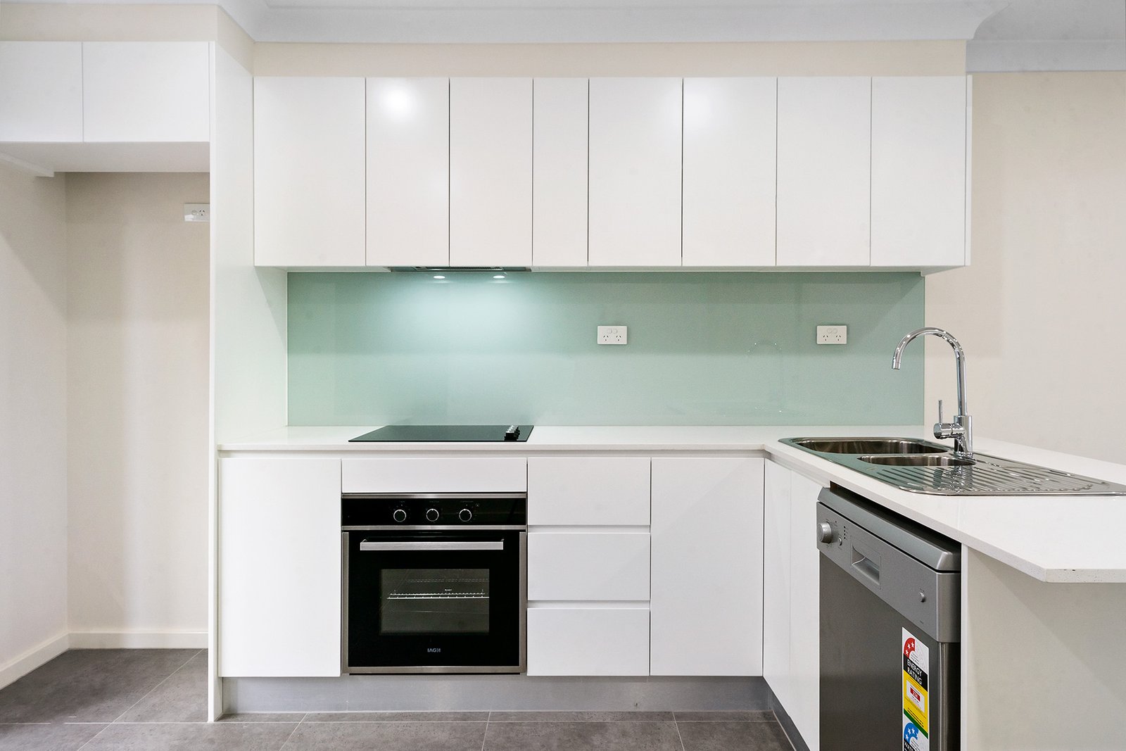 3/100 Great Western Hwy  Kingswood 2