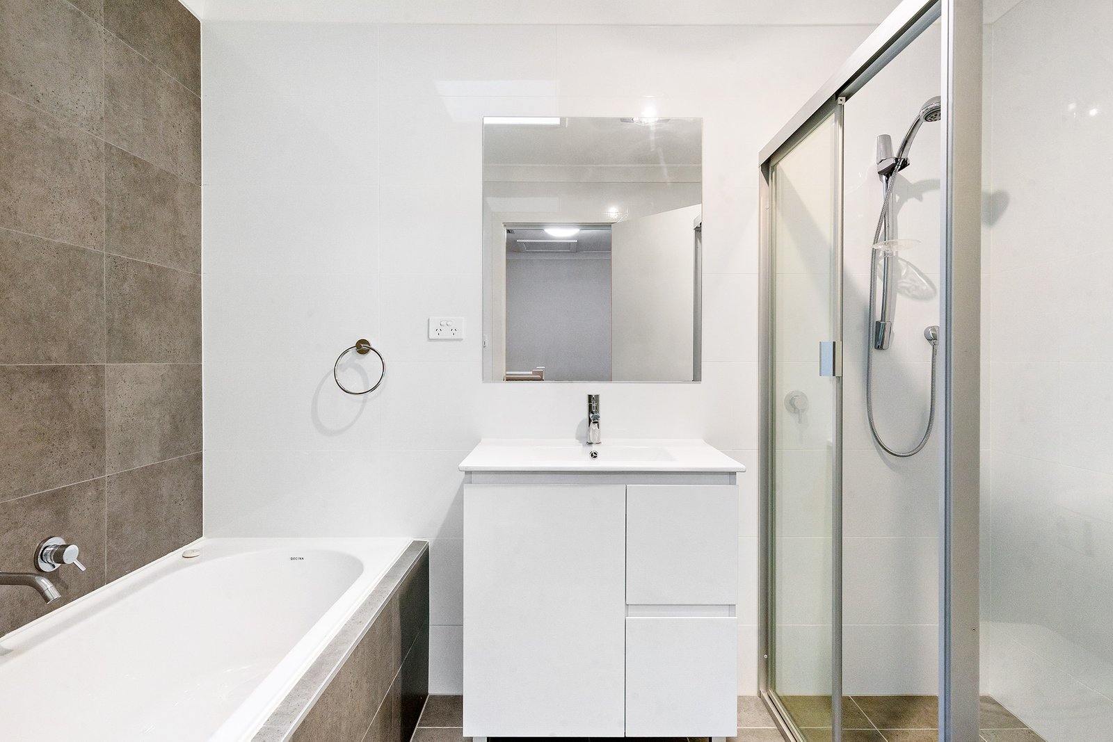 3/100 Great Western Hwy  Kingswood 5