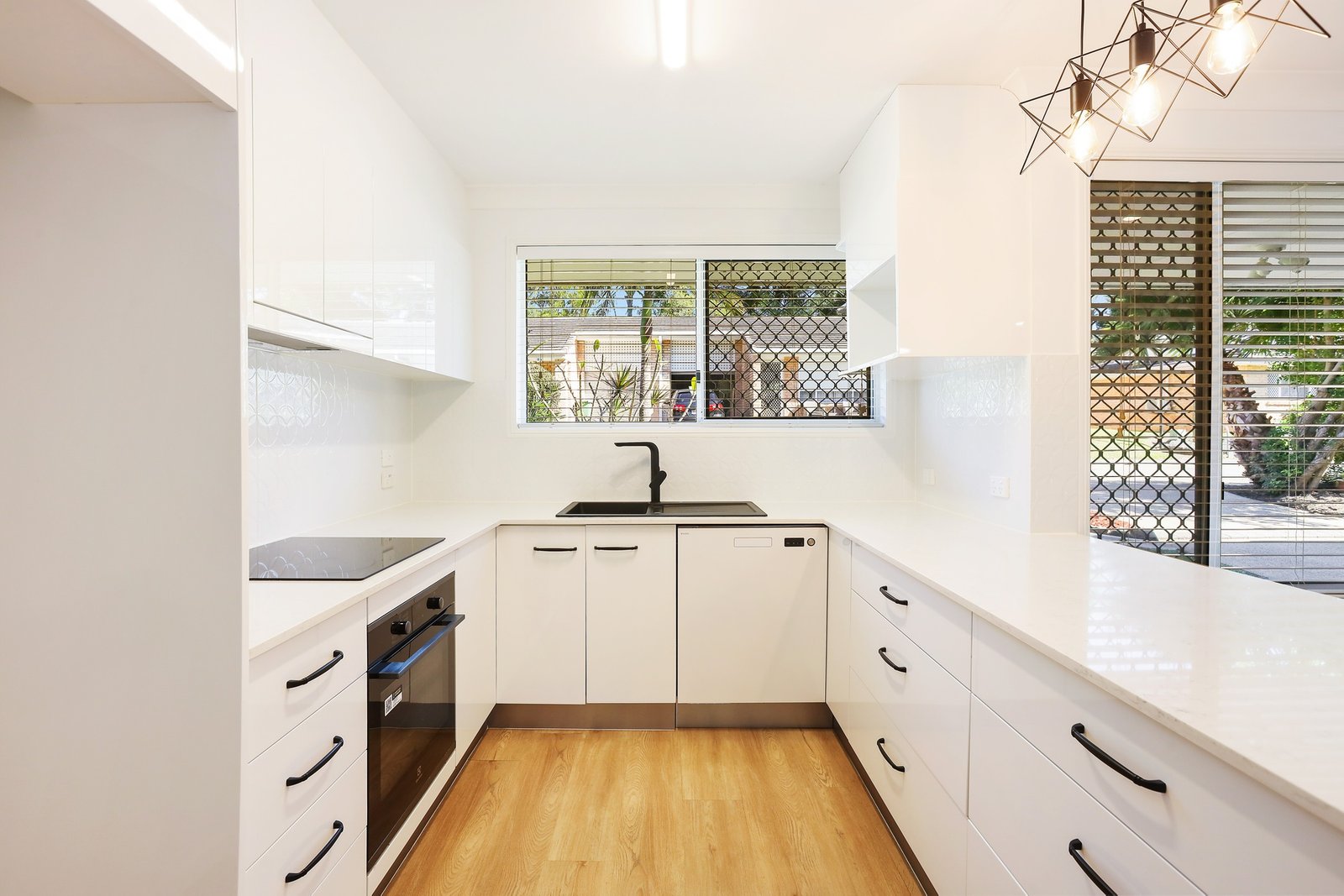 31/33 Edmund Rice Drive SOUTHPORT 4