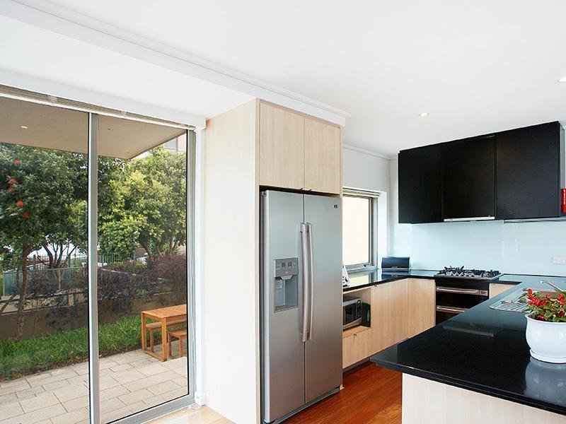 Gallery: 3/145 Beach Street