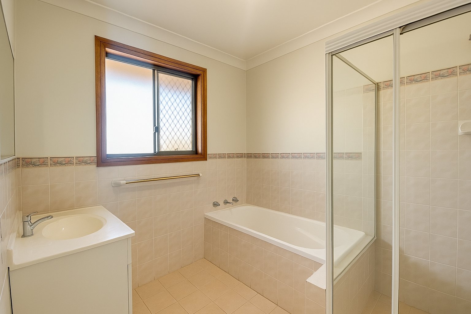 3/16 Thelma Street LURNEA 8