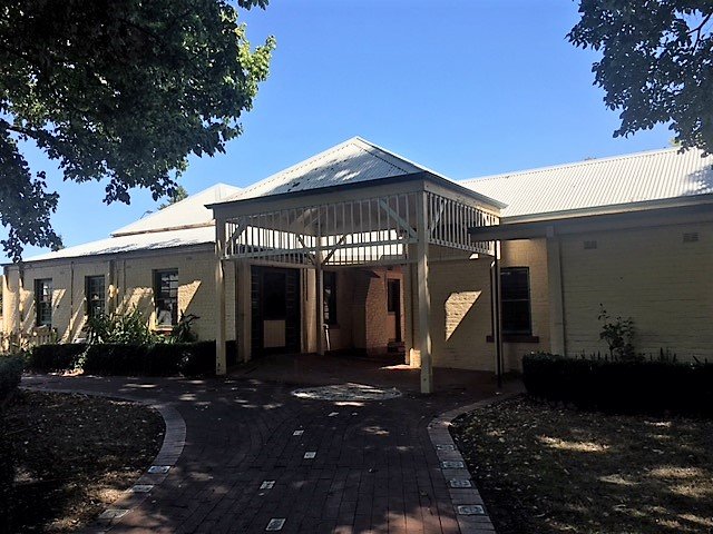 317 Wodonga Place SOUTH ALBURY 4