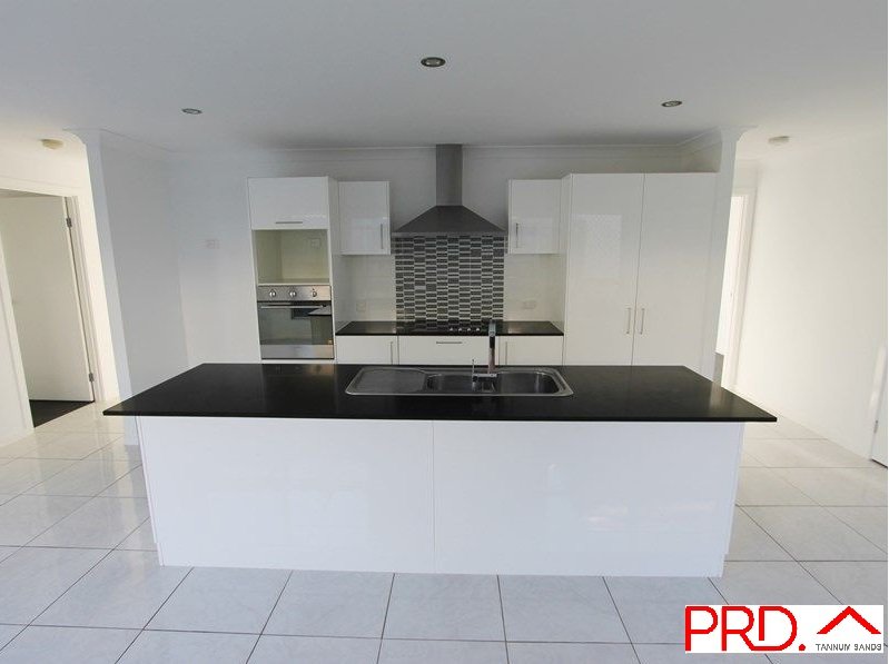 32 Broadwater Place NEW AUCKLAND 2