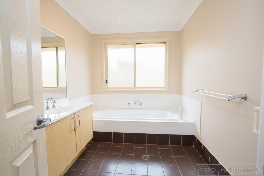 32 Carnarvon Circuit EAST MAITLAND 9