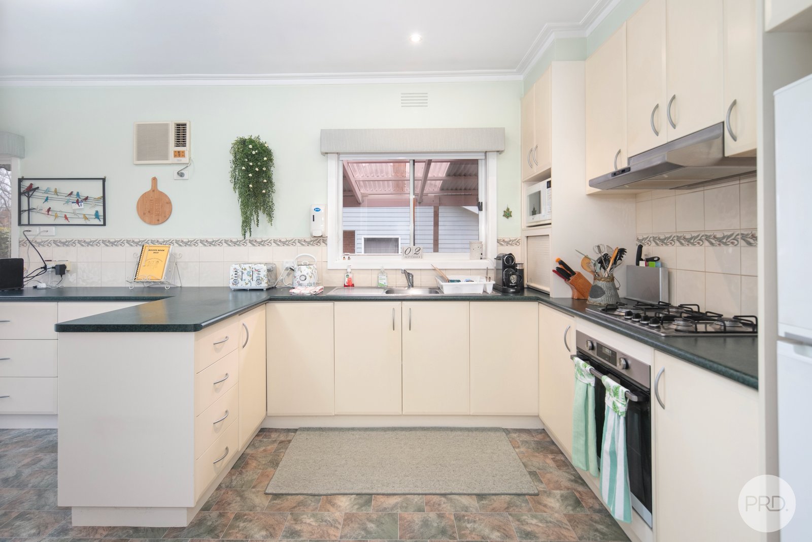 32 Grandview Grove WENDOUREE 9