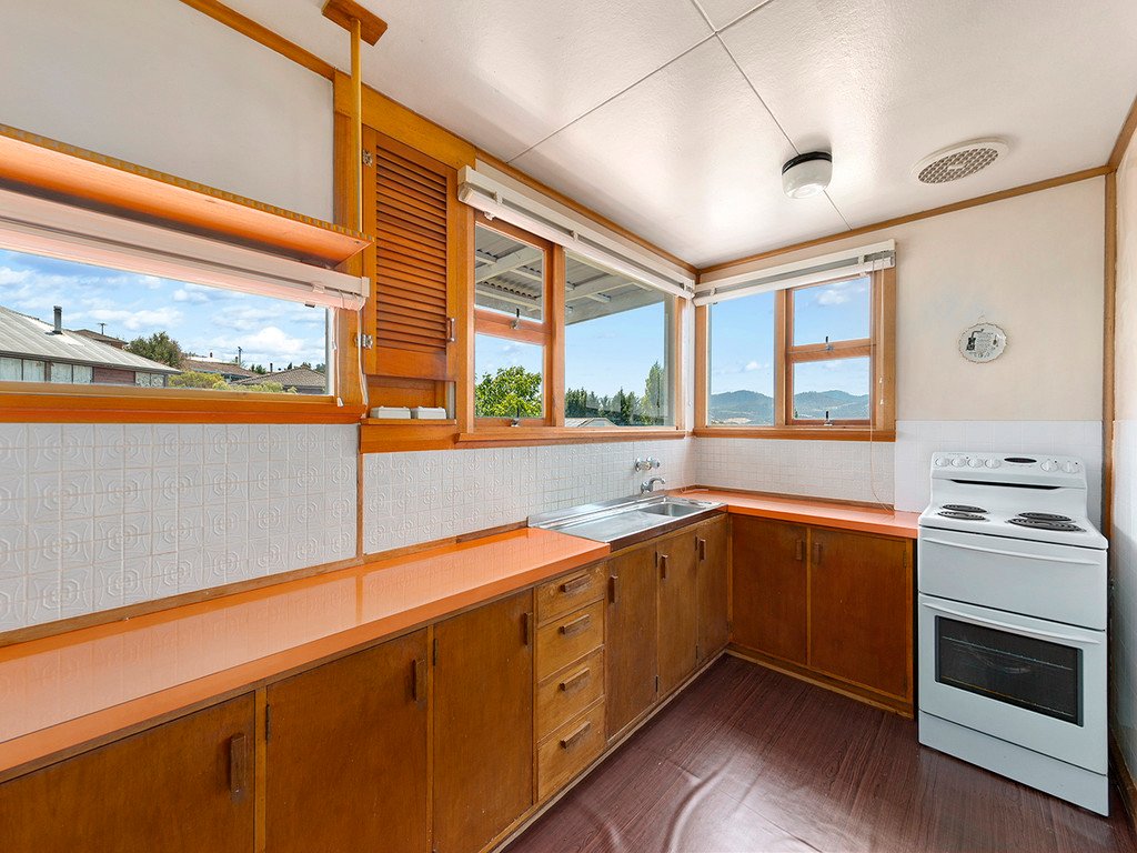 32 Hilton Road CLAREMONT 9