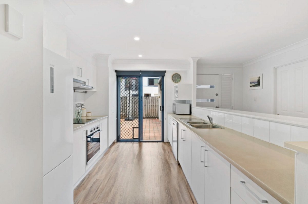 3/2 Karri Court Burleigh Heads 1