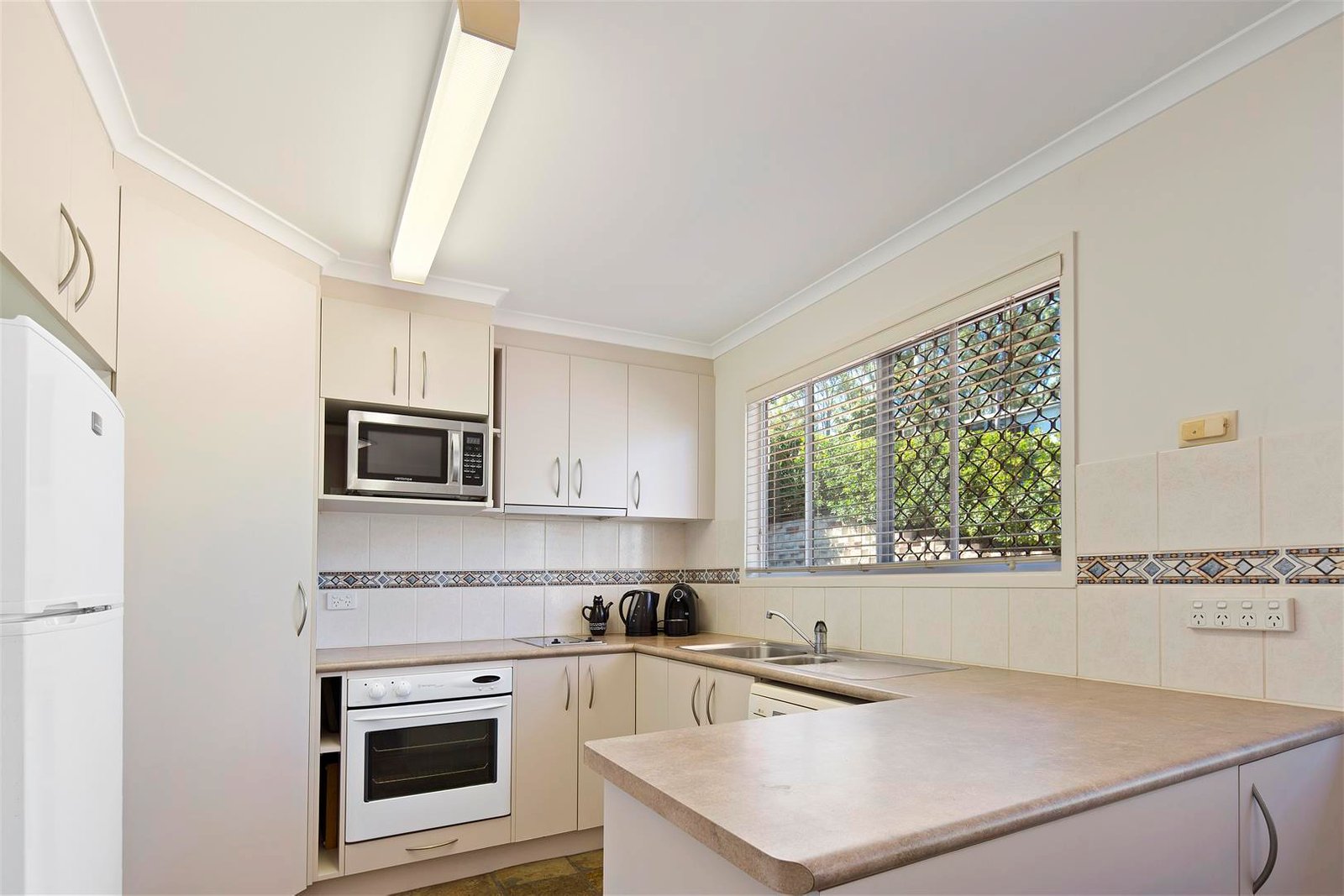 32 Manooka Drive CANNONVALE 4