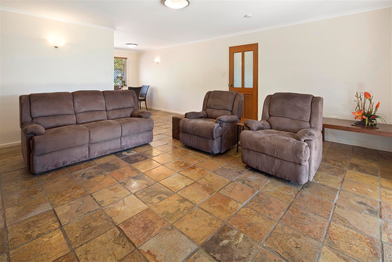 32 Manooka Drive CANNONVALE 9