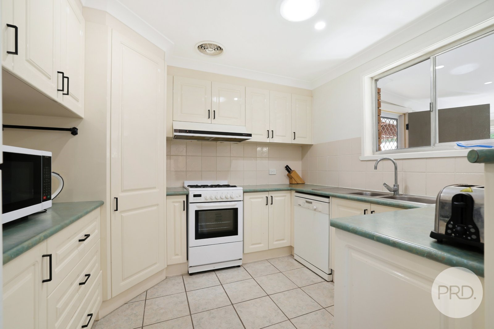 32 McRae Street TAMWORTH 9